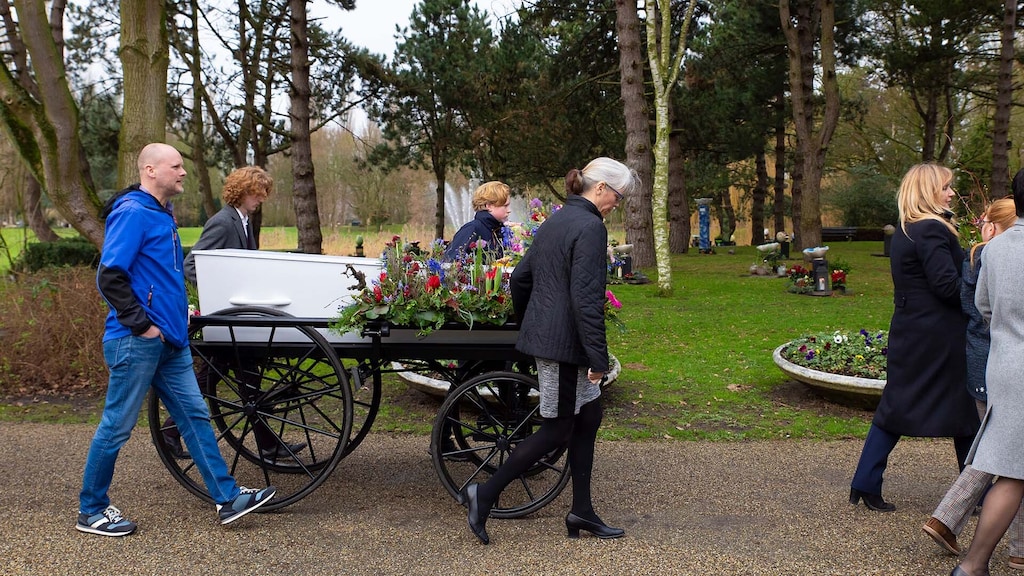 Gaia's kist werd in een rouwkoets vervoerd.